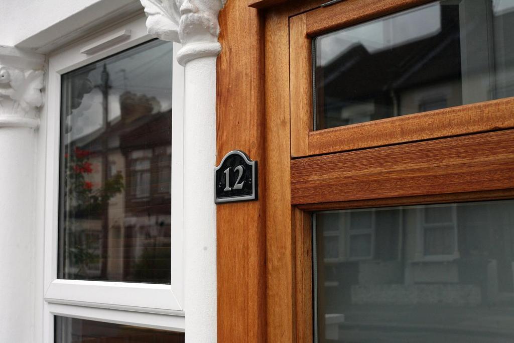 London Malvern Road Rooms To Let Exteriör bild